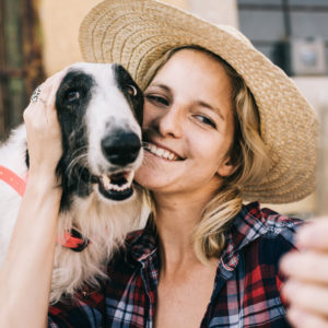 social media for the busy dog groomer - groomer taking a selfie